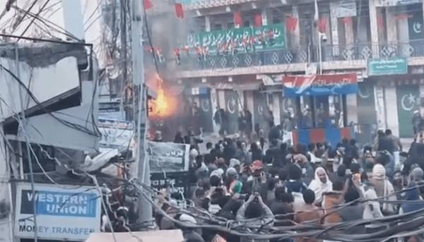 شانگلہ: مبینہ دھاندلی کیخلاف پی ٹی آئی کا احتجاج، پولیس سے جھڑپ، 4 افراد جاںبحق