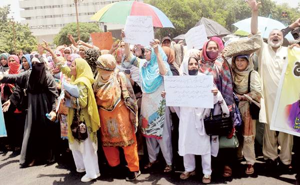 لاہور: اساتذہ، ملازمین کا مطالبات کے حق میں احتجاج، پشاور میں دھرنا، لاٹھی چارج شیلنگ