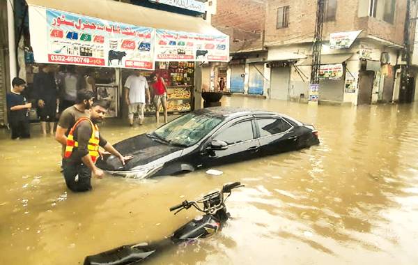 بارشیں، لاہور میں 44 سالہ ریکارڈ ٹوٹ گیا، 5 جاں بحق، سینکڑوں فیڈرز ٹرپ، ہسپتال پانی سے بھر گئے