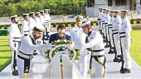 یوم بحریہ: قربانیاں رائیگاں جائینگی نہ دہشتگردی کے خاتمہ تک چین سے بیٹھیں گے: عطا تارڑ