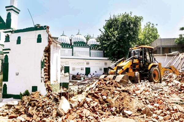 بھارت: عید میلاد النبیؐ کے جھنڈے لگانے پر جنونی ہندوؤں کا مسلم آبادی پر حملہ، مسجد شہید کر دی