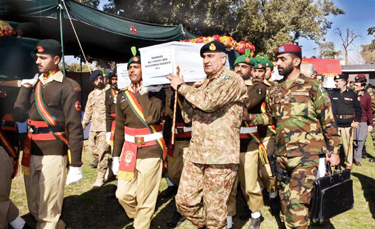 سوات خودکش حملہ:11 شہدا سپرد خاک ‘ نماز جنازہ میں آرمی چیف کی شرکت‘ زخمیوں سے بھی ملے 