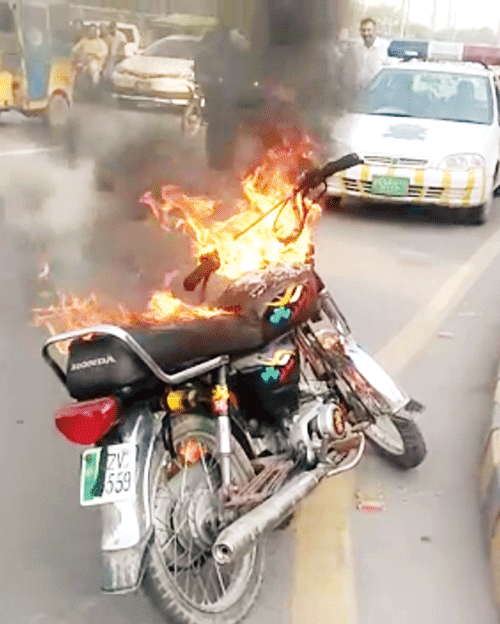 فیروزپور روڈ: چالان کرنے پر وارڈن سے تلخ کلامی نوجوان نے احتجاجاً موٹر سائیکل کو آگ لگا دی‘ جل کر تباہ