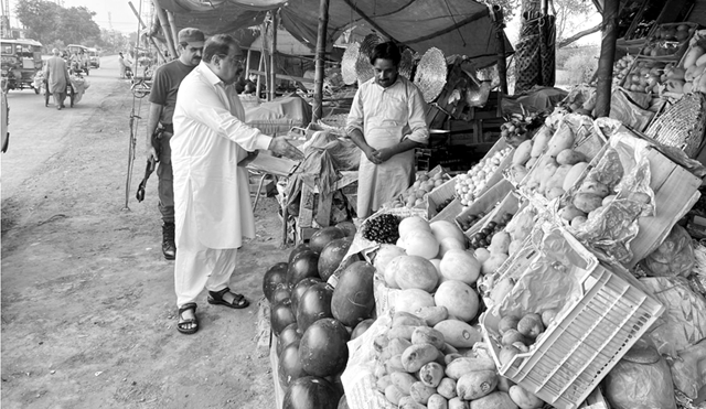 سپیشل پرائس کنٹرول مجسٹریٹ فتح جنگ چوہدری شفقت محمود کا  کھوڑ روڈ کا دورہ