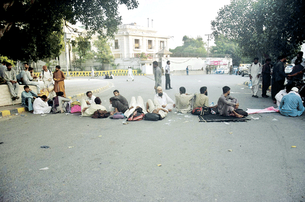 پنجاب اسمبلی کے سامنے نابینا افراد کا آٹھویں روز بھی دھرنا، کئی بے ہوش 