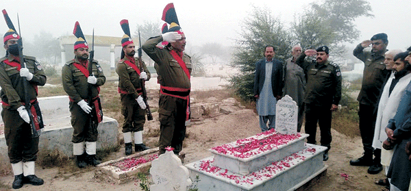 پولیس افسران کی شہید کانسٹیبل محمد شریف کی قبر پر حاضری 